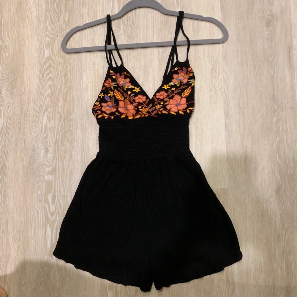 BLACK FLORAL ROMPER F21